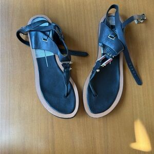 Dolce Vita Black and Tan Sandals‎